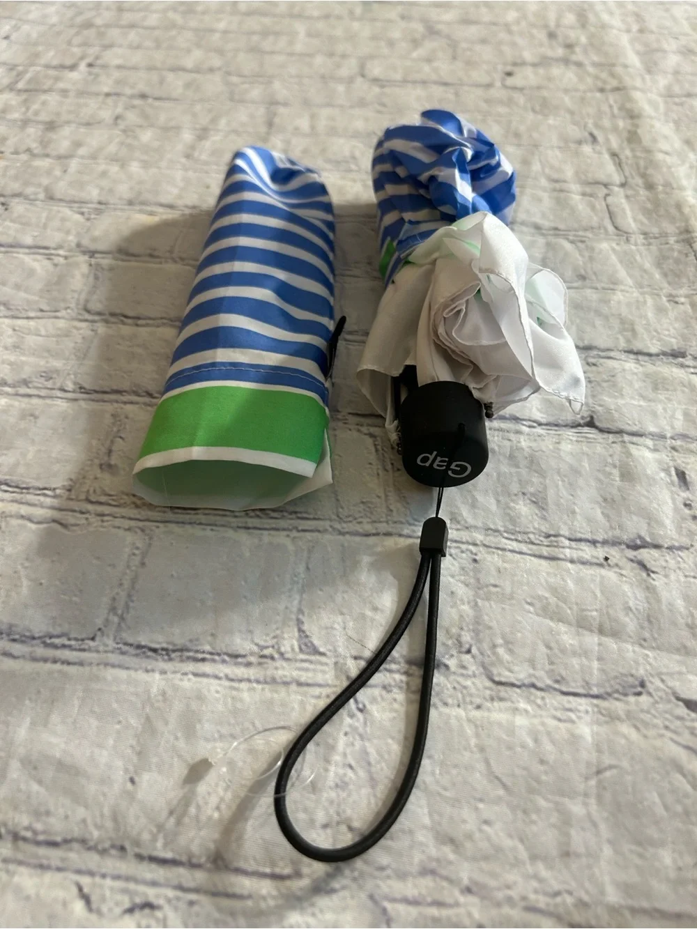GAP COMPACT BLUE/GREEN/WHITE STRIPED FOLDING ATTACHED HANDLE WRIST UMBRELLA